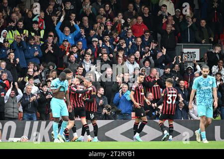 Vitality Stadium, Boscombe, Dorset, Royaume-Uni. 21 octobre 2023. Premier League football, AFC Bournemouth contre Wolverhampton Wanderers ; Dominic Solanke de Bournemouth célèbre avec son équipe après avoir marqué à la 18e minute pour To 1-0 crédit : action plus Sports/Alamy Live News Banque D'Images