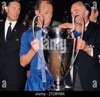 Photo de dossier datée du 29-05-1968 de Bobby Charlton de Manchester United lève la coupe d'Europe. Sir Bobby Charlton est mort à l'âge de 86 ans, ont annoncé sa famille. Date d'émission : samedi 21 octobre 2023. Banque D'Images