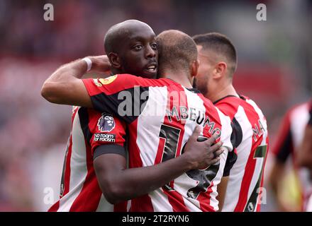 Yoane Wissa, de Brentford, célèbre avoir marqué le premier but de leur équipe lors du match de Premier League au Gtech Community Stadium, à Londres. Date de la photo : Samedi 21 octobre 2023. Banque D'Images