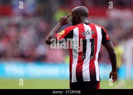 Yoane Wissa, de Brentford, célèbre avoir marqué le premier but de leur équipe lors du match de Premier League au Gtech Community Stadium, à Londres. Date de la photo : Samedi 21 octobre 2023. Banque D'Images