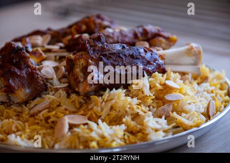 Assiette de viande et de riz garnie d'amandes sur table en bois avec vue de dessus Banque D'Images