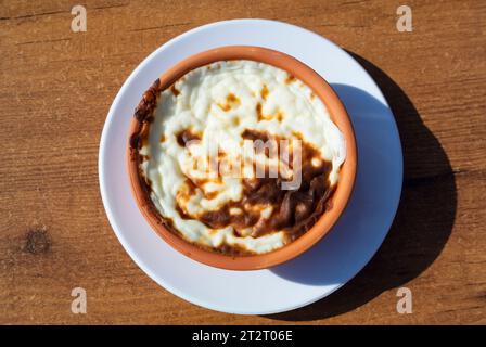 Fırın sütlaç est un pudding de riz turc fabriqué à partir de riz mélangé avec de l'eau ou du lait et d'autres ingrédients tels que la cannelle, la vanille et les raisins secs. Banque D'Images