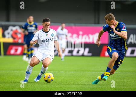 Giacomo Raspadori de Naples en action entravé par Pawel Dawidowicz de Vérone lors du Hellas Verona FC vs SSC Napoli, match de football italien Serie A à Vérone, Italie, octobre 21 2023 Banque D'Images