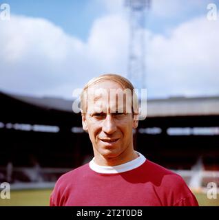 Photo du dossier datée du 30-07-1968 de Bobby Charlton, Manchester United. Sir Bobby Charlton est mort à l'âge de 86 ans, ont annoncé sa famille. Date d'émission : samedi 21 octobre 2023. Banque D'Images