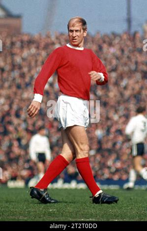 Photo du dossier datée du 15-04-1968 de Bobby Charlton, Manchester United. Sir Bobby Charlton est mort à l'âge de 86 ans, ont annoncé sa famille. Date d'émission : samedi 21 octobre 2023. Banque D'Images