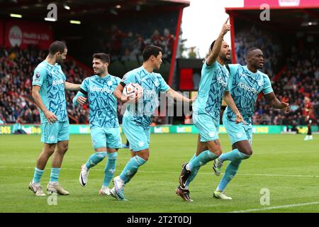 Matheus Cunha (deuxième à droite) de Wolverhampton Wanderers célèbre avoir marqué le premier but de leur équipe avec ses coéquipiers lors du match de Premier League au Vitality Stadium de Bournemouth. Date de la photo : Samedi 21 octobre 2023. Banque D'Images