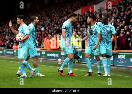 Matheus Cunha (deuxième à droite) de Wolverhampton Wanderers célèbre avoir marqué le premier but de leur équipe avec ses coéquipiers lors du match de Premier League au Vitality Stadium de Bournemouth. Date de la photo : Samedi 21 octobre 2023. Banque D'Images