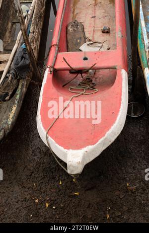 Détail des canoës de pêche et de transport amarrés sur le sable de la rivière. Moyens de soutien aux familles. Banque D'Images