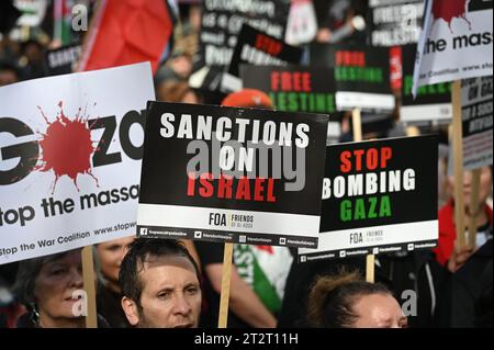 Marble Arch, Londres, Royaume-Uni. 21 octobre 2023. Des milliers de personnes défilent en solidarité avec la Palestine, appelant à la fin des bombardements barbares de Gaza. Nous exigeons qu ' Israël mette fin à son occupation des terres palestiniennes et à son régime d ' apartheid sur les Palestiniens. Arrêtez le génocide contre le peuple palestinien. Israël a commis des crimes de guerre. Les vies palestiniennes sont aussi précieuses que celles de quiconque sur terre. Arrêtez de bombarder le peuple palestinien qui n’a pas d’armée, de chars, d’avions de combat ou de marine pour se défendre. Crédit : Voir Li/Picture Capital/Alamy Live News Banque D'Images