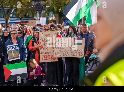 21 octobre 2023, Hesse, Francfort-sur-le-main : les participants au rallye se tiennent debout avec des affiches sur l'Opernplatz. Un rassemblement pro-palestinien sous le slogan "paix et justice au Moyen-Orient" a lieu sur Opernplatz. Le tribunal administratif de Francfort a levé l'interdiction de la manifestation anti-israélienne imposée à l'origine par la ville. Photo : Andreas Arnold/dpa Banque D'Images