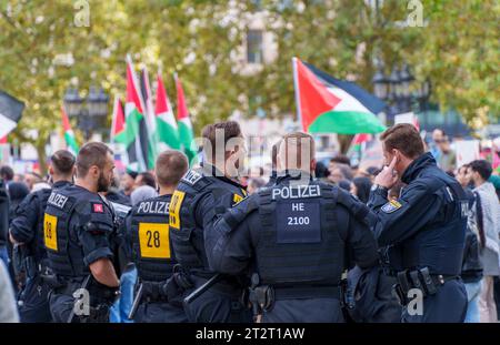 21 octobre 2023, Hesse, Francfort-sur-le-main : les forces de police observent le rassemblement à Opernplatz. Un rassemblement pro-palestinien sous le slogan "paix et justice au Moyen-Orient" a lieu sur Opernplatz. Le tribunal administratif de Francfort a levé l'interdiction de la manifestation anti-israélienne imposée à l'origine par la ville. Photo : Andreas Arnold/dpa Banque D'Images