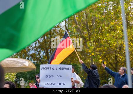 21 octobre 2023, Hesse, Francfort-sur-le-main : les participants au rallye agitent des drapeaux palestiniens et un drapeau allemand sur Opernplatz. Un rassemblement pro-palestinien sous le slogan "paix et justice au Moyen-Orient" a lieu sur Opernplatz. Le tribunal administratif de Francfort a levé l'interdiction de la manifestation anti-israélienne imposée à l'origine par la ville. Photo : Andreas Arnold/dpa Banque D'Images