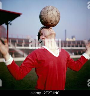 Photo de dossier datée du 03-10-1960 de Bobby Charlton de Manchester United équilibre la balle sur son front. Sir Bobby Charlton est mort à l'âge de 86 ans, ont annoncé sa famille. Date d'émission : samedi 21 octobre 2023. Banque D'Images