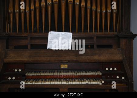 L'orgue à pompe Estey dans l'église catholique romaine Rodney Sacred Heart. Banque D'Images