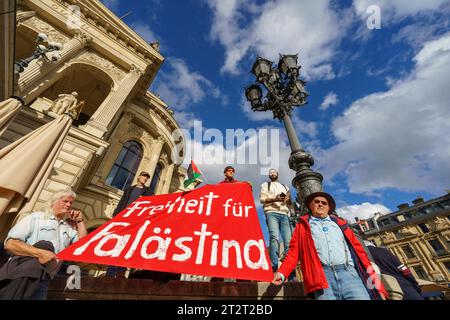 21 octobre 2023, Hesse, Francfort-sur-le-main : les participants au rassemblement réclament la liberté pour la Palestine. Un rassemblement pro-palestinien sous le slogan "paix et justice au Moyen-Orient" a lieu sur Opernplatz. Le tribunal administratif de Francfort a levé l'interdiction de la manifestation anti-israélienne imposée à l'origine par la ville. Photo : Andreas Arnold/dpa Banque D'Images