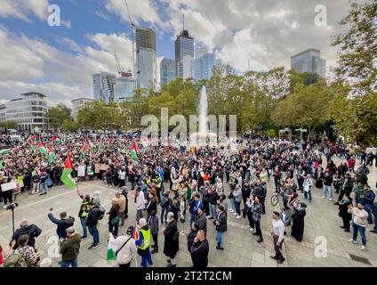 21 octobre 2023, Hesse, Francfort-sur-le-main : les participants au rassemblement organisent la manifestation devant le vieil Opéra. Un rassemblement pro-palestinien sous le slogan "paix et justice au Moyen-Orient" a lieu sur Opernplatz. Le tribunal administratif de Francfort a levé l'interdiction de la manifestation anti-israélienne imposée à l'origine par la ville. Photo : Andreas Arnold/dpa Banque D'Images