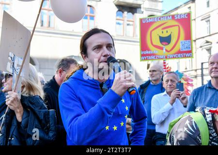 Katowice, Pologne. 21 octobre 2023. Les participants à la Marche de la joie sont descendus dans les rues de Katowice après les dernières élections législatives en Pologne, le 21 octobre 2023. Les gens ont retrouvé l'espoir d'une Pologne bien gouvernée, où il n'y a pas de citoyens de meilleure ou de pire nature, ouverts au monde et tolérants, sur la photo eurodéputé ?ukasz Kohut, Pologne, 21.10.2023 (photo de Michal Dubiel/SIPA USA) crédit : SIPA USA/Alamy Live News Banque D'Images