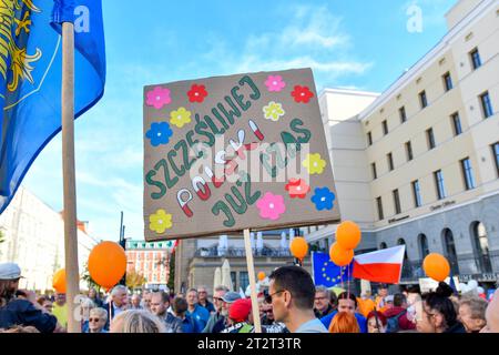 Katowice, Pologne. 21 octobre 2023. Les participants à la Marche de la joie sont descendus dans les rues de Katowice après les dernières élections législatives en Pologne, le 21 octobre 2023. Les gens ont retrouvé l'espoir d'une Pologne bien gouvernée, où il n'y a pas de citoyens de meilleure ou de pire espèce, ouverts au monde et tolérants, Pologne, 21.10.2023 (photo de Michal Dubiel/SIPA USA) crédit : SIPA USA/Alamy Live News Banque D'Images