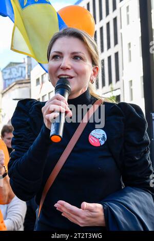 Katowice, Pologne. 21 octobre 2023. Les participants à la Marche de la joie sont descendus dans les rues de Katowice après les dernières élections législatives en Pologne, le 21 octobre 2023. Les gens ont retrouvé l'espoir d'une Pologne bien gouvernée, où il n'y a pas de citoyens de meilleure ou de pire nature, ouverts au monde et tolérants, sur la photo Ko MP Monika Rosa, Pologne, 21.10.2023 (photo de Michal Dubiel/SIPA USA) crédit : SIPA USA/Alamy Live News Banque D'Images