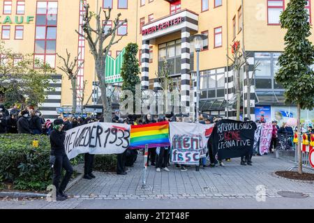 Weil am Rhein, Allemagne. 21 octobre 2023. Des contre-manifestants d'une manifestation intitulée "Demo pour la paix, la liberté et la souveraineté" se tiennent près du parc du Rhin à Weil am Rhein. Selon la police, il était difficile d'assigner les participants au rassemblement à un spectre spécifique. Entre autres, un politicien de l'AfD avait également prononcé un discours. Les participants à la contre-manifestation viendraient du spectre de gauche, selon la police. Crédit : Philipp von Ditfurth/dpa/Alamy Live News Banque D'Images