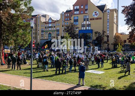 Weil am Rhein, Allemagne. 21 octobre 2023. Les manifestants d'une manifestation intitulée "Démo pour la paix, la liberté et la souveraineté" se tiennent dans le parc du Rhin à Weil am Rhein. Selon la police, il était difficile d'assigner les participants au rassemblement à un spectre spécifique. Entre autres, un politicien de l'AfD avait également prononcé un discours. Les participants à la contre-manifestation viendraient du spectre de gauche, selon la police. Crédit : Philipp von Ditfurth/dpa/Alamy Live News Banque D'Images