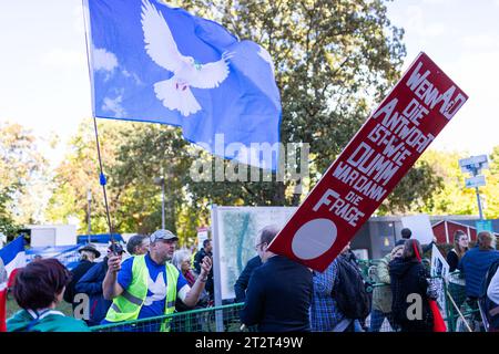 Weil am Rhein, Allemagne. 21 octobre 2023. Un manifestant d'une manifestation intitulée « Demo for Peace, Freedom and Sovereignty » et un contre-manifestant se parlent à travers une barrière tout en tenant chacun un drapeau et une bannière. Selon la police, il était difficile d'assigner les participants au rassemblement à un spectre spécifique. Entre autres, un politicien de l'AfD avait également tenu un discours. Selon la police, les participants à la contre-manifestation étaient de gauche. Crédit : Philipp von Ditfurth/dpa/Alamy Live News Banque D'Images