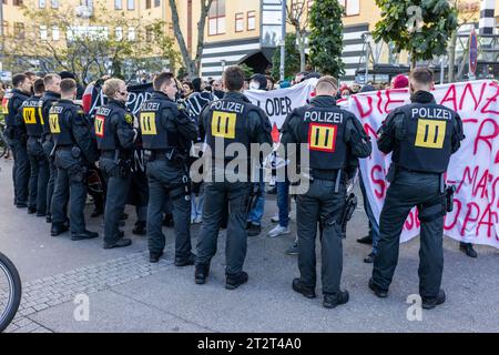 Weil am Rhein, Allemagne. 21 octobre 2023. Des policiers se tiennent devant les contre-manifestants d'une manifestation intitulée « Démo pour la paix, la liberté et la souveraineté » près du Parc du Rhin. Selon la police, il était difficile d'assigner les participants au rassemblement à un spectre spécifique. Entre autres, un politicien de l'AfD avait également prononcé un discours. Selon la police, les participants à la contre-manifestation viendraient du spectre de gauche. Crédit : Philipp von Ditfurth/dpa/Alamy Live News Banque D'Images