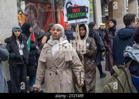 Londres, Royaume-Uni. 21 octobre 2023. Les gens sur le chemin de la manifestation principale passent devant les membres de Fight Racism Fight Imperialism et le Groupe communiste révolutionnaire en dehors de M&S soutenant les Palestiniens qui résistent à l’État sioniste d’Israël qui, depuis de nombreuses années, opprime les Palestiniens. Marks & Spencer qui ont longtemps soutenu l'Etat d'apartheid israélien. Peter Marshall/Alamy Live News Banque D'Images