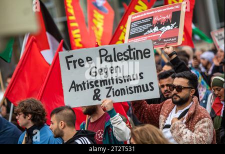 Stuttgart, Allemagne. 21 octobre 2023. "Palestine libre - contre l'antisémitisme et le sionisme" est écrit sur le panneau d'un participant à un rassemblement pro-palestinien dans le centre-ville de Stuttgart. Après l'attaque terroriste du Hamas contre Israël le 7 octobre, de nombreuses réactions ont également eu lieu dans toute l'Allemagne ce week-end. Crédit : Christoph Schmidt/dpa/Alamy Live News Banque D'Images