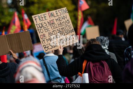 Stuttgart, Allemagne. 21 octobre 2023. "La Palestine libre ne signifie pas être pro-Hamas ou antisémite - cela signifie se tenir aux côtés de l'humanité" est écrit sur le panneau d'un participant à un rassemblement pro-palestinien dans le centre-ville de Stuttgart. Après l'attaque terroriste du Hamas contre Israël le 7 octobre, de nombreuses réactions ont également eu lieu dans toute l'Allemagne ce week-end. Crédit : Christoph Schmidt/dpa/Alamy Live News Banque D'Images