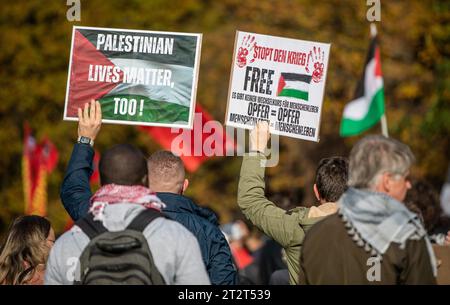 Stuttgart, Allemagne. 21 octobre 2023. De nombreuses personnes participent à un rassemblement pro-palestinien dans le centre-ville de Stuttgart. Après l'attaque terroriste du Hamas contre Israël le 7 octobre, de nombreuses réactions ont également eu lieu dans toute l'Allemagne ce week-end. Crédit : Christoph Schmidt/dpa/Alamy Live News Banque D'Images