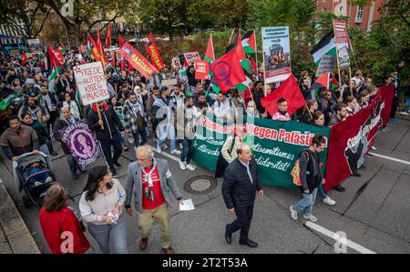 Stuttgart, Allemagne. 21 octobre 2023. De nombreuses personnes participent à un rassemblement pro-palestinien dans le centre-ville de Stuttgart. Après l'attaque terroriste du Hamas contre Israël le 7 octobre, de nombreuses réactions ont également eu lieu dans toute l'Allemagne ce week-end. Crédit : Christoph Schmidt/dpa/Alamy Live News Banque D'Images