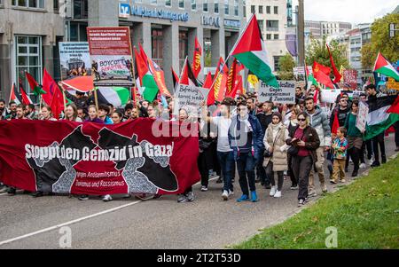 Stuttgart, Allemagne. 21 octobre 2023. De nombreuses personnes participent à un rassemblement pro-palestinien dans le centre-ville de Stuttgart. Après l'attaque terroriste du Hamas contre Israël le 7 octobre, de nombreuses réactions ont également eu lieu dans toute l'Allemagne ce week-end. Crédit : Christoph Schmidt/dpa/Alamy Live News Banque D'Images