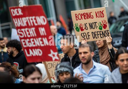 Stuttgart, Allemagne. 21 octobre 2023. "Le principal ennemi est dans notre propre pays" et "bombarder Kids n'est pas la légitime défense" sont écrits sur les panneaux des participants à un rassemblement pro-palestinien dans le centre-ville de Stuttgart. Après l'attaque terroriste du Hamas contre Israël le 7 octobre, de nombreuses réactions ont également eu lieu dans toute l'Allemagne ce week-end. Crédit : Christoph Schmidt/dpa/Alamy Live News Banque D'Images