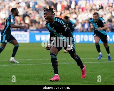 Abdul Fatawu de Leicester City célèbre avoir marqué le premier but de leur équipe lors du Sky Bet Championship Match au Swansea.com Stadium de Swansea. Date de la photo : Samedi 21 octobre 2023. Banque D'Images