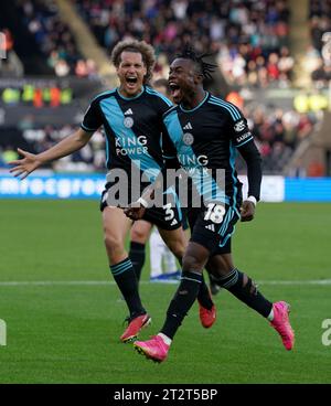 Abdul Fatawu de Leicester City célèbre avoir marqué le premier but de leur équipe lors du Sky Bet Championship Match au Swansea.com Stadium de Swansea. Date de la photo : Samedi 21 octobre 2023. Banque D'Images