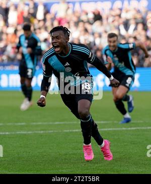 Abdul Fatawu de Leicester City célèbre avoir marqué le premier but de leur équipe lors du Sky Bet Championship Match au Swansea.com Stadium de Swansea. Date de la photo : Samedi 21 octobre 2023. Banque D'Images