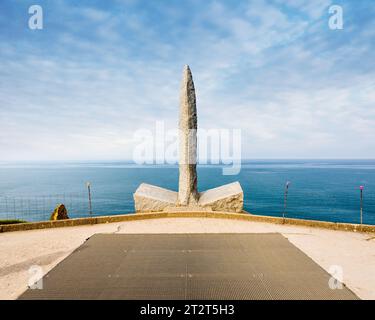 Le Monument des Rangers de la Pointe du hoc est un monolithe de granit symbolisant le poignard des Rangers en l'honneur des troupes américaines qui ont escaladé la falaise le jour J. Banque D'Images