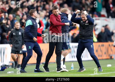 Michael Carrick, entraîneur de Middlesbrough (au centre), célèbre le premier but du match de son équipe, marqué par Morgan Rogers (non représenté), avec le personnel lors du match du championnat Sky Bet au Riverside Stadium, Middlesbrough. Date de la photo : Samedi 21 octobre 2023. Banque D'Images