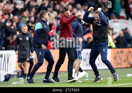 Michael Carrick, entraîneur de Middlesbrough (au centre), célèbre le premier but du match de son équipe, marqué par Morgan Rogers (non représenté), avec le personnel lors du match du championnat Sky Bet au Riverside Stadium, Middlesbrough. Date de la photo : Samedi 21 octobre 2023. Banque D'Images