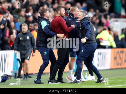 Michael Carrick, entraîneur de Middlesbrough (au centre), célèbre le premier but du match de son équipe, marqué par Morgan Rogers (non représenté), avec le personnel lors du match du championnat Sky Bet au Riverside Stadium, Middlesbrough. Date de la photo : Samedi 21 octobre 2023. Banque D'Images