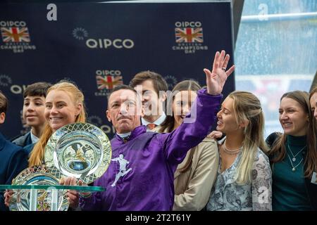 Ascot, Berkshire, Royaume-Uni. 21 octobre 2023. Le jockey Frankie Dettori avec sa femme et ses enfants après avoir remporté les QIPCO Champion Stakes à l'hippodrome d'Ascot lors de la QIPCO British Champions Day à cheval King of Steel. C'était une façon très appropriée pour le jockey Frankie Dettori de terminer sa carrière de pilote au Royaume-Uni avant de déménager en Amérique pour poursuivre sa carrière là-bas. Crédit : Maureen McLean/Alamy Live News Banque D'Images