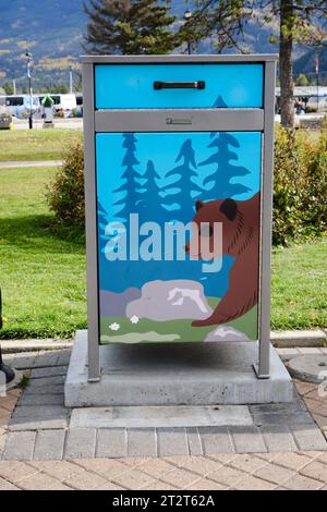 Poubelle à l'épreuve des ours à Jasper, avec dessin d'ours Banque D'Images