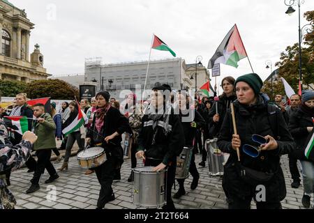 Un groupe de batteuses vues pendant la Marche de solidarité avec la Palestine. Des centaines de personnes ont participé à la Marche de solidarité avec la Palestine dans le centre de Varsovie, en Pologne. Le point de départ était au rond-point Charles de Gaulle, marqué par une installation artistique - un palmier artificiel appelé «Greeting from Jerusalem Avenue». Plus tard, les participants se sont promenés dans le centre historique de la ville. Israël et le Hamas sont en guerre après que le groupe militant palestinien ait lancé des raids transfrontaliers surprises depuis Gaza le 7 octobre 2023, causant la mort de plus de 1 400 personnes, dont Banque D'Images