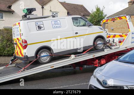 Greater London UK. 21 octobre 2023. Un fourgon mobile ULEZ avec pare-brise endommagé a été chargé sur un camion de dépannage prêt à être remorqué près de Sidcup. son fonctionnement a été mis hors service en raison d'un pare-brise cassé endommagé par une chute de brique ou de pierre. Crédit : glosszoom/Alamy Live News Banque D'Images