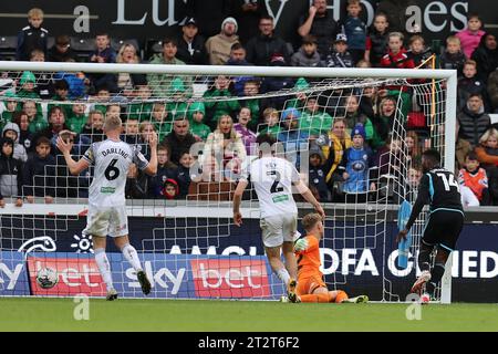 Swansea, Royaume-Uni. 21 octobre 2023. Kelechi Iheanacho de Leicester City (14) marque le 3e but de son équipe. Match de championnat EFL Skybet, Swansea City contre Leicester City au Swansea.com Stadium à Swansea, pays de Galles le samedi 21 octobre 2023. Cette image ne peut être utilisée qu'à des fins éditoriales. Usage éditorial uniquement, photo par Andrew Orchard/Andrew Orchard photographie sportive/Alamy Live News crédit : Andrew Orchard photographie sportive/Alamy Live News Banque D'Images