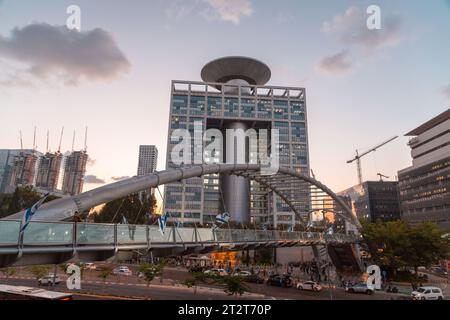 Tel Aviv, Israël - 19 octobre 2023 - la Tour Matcal est un immeuble de 17 étages situé sur la base militaire de Camp Rabin, dans le quartier HaKirya de tel Aviv Banque D'Images