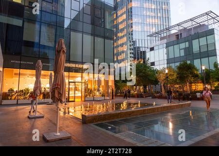 Tel Aviv, Israël - 19 octobre 2023 : gratte-ciel moderne dans le quartier financier de tel Aviv, la ville la plus peuplée d'Israël. Prise de vue nocturne pendant le Banque D'Images