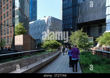 Vue sur la High Line, le parc linéaire surélevé, la voie verte et le chemin de fer créés sur un ancien embranchement du New York Central Railroad sur le côté ouest de Manhattan Banque D'Images