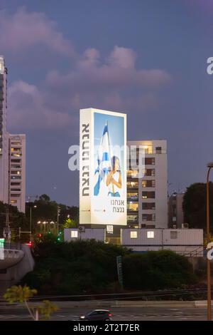 Tel Aviv, Israël - 19 octobre 2023 : projet de loi publicitaire pour la solidarité après l'attaque terroriste du 7 octobre, une petite fille tenant le drapeau israélien par Bank Hapoa Banque D'Images